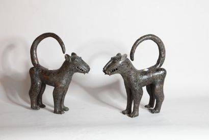 BENIN 

Couple de panthères en bronze 

XXe,...