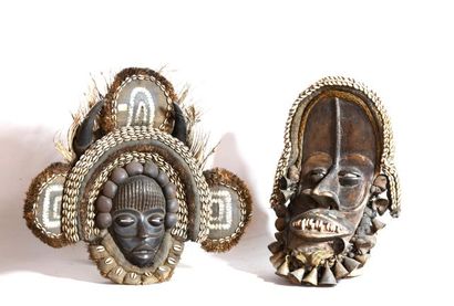 COTE D'IVOIRE 

Deux masques en bois, tissu,...