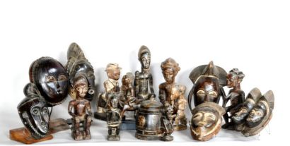 COTE D'IVOIRE 

Lot de quinze objets comprenant...