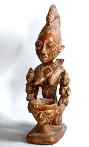 NIGERIA 

Porteuse de coupe en bois sculpté

XXe,...