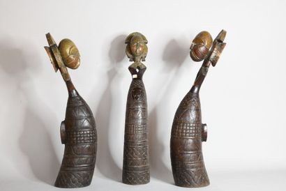 GABON – Trois olifants en bois sculpté et...