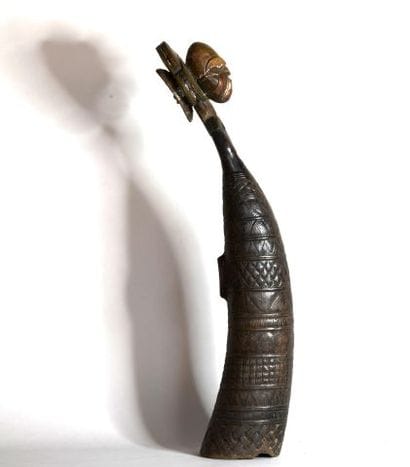 GABON 

Olifant en bois et cuivre. 

XXe,...