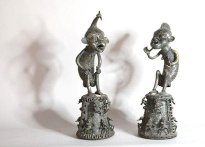 CAMEROUN 

Deux statues en bronze représentant...