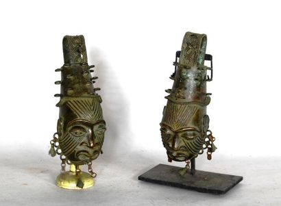BENIN 

Paire de tête en bronze patine médaille...