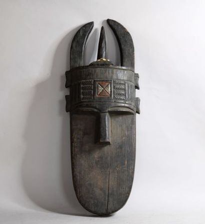 GUINEE 

Grand masque en bois à patine brune

XXe,...