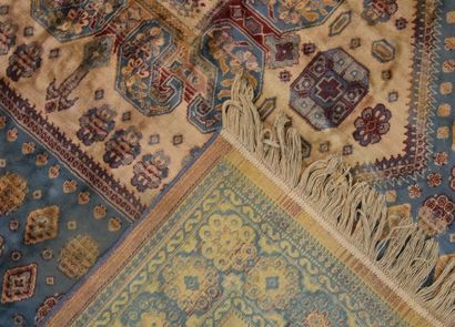 Tapis en laine et soie à décor de médaillons...
