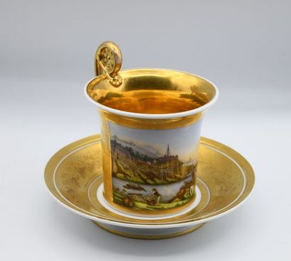 
PARIS. Grande tasse évasée en porcelaine...