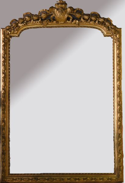 
*Grand miroir en bois sculpté, stuqué et...