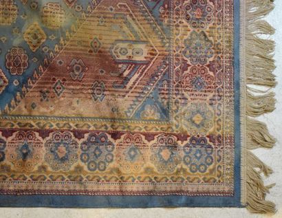 Tapis en laine et soie à décor de médaillons...