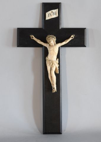 Christ en croix en ivoire, croix en bois...