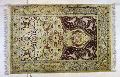 
Tapis en soie et fils dorés Hereké

XXème...
