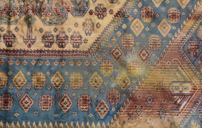 Tapis en laine et soie à décor de médaillons...