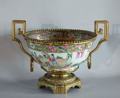 Grande coupe en porcelaine de Canton

Chine,...