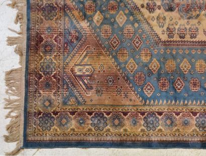 Tapis en laine et soie à décor de médaillons...