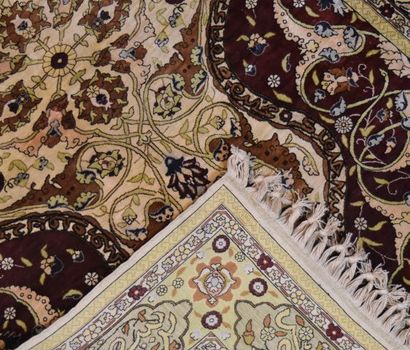
Tapis en soie et fils dorés Hereké

XXème...