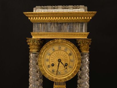 Rare pendule portique en cristal et bronze...