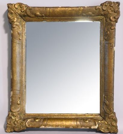 Petit miroir en bois sculpté et doré à décors...