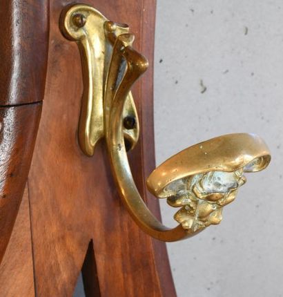 
Important porte-manteau en acajou et laiton...