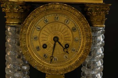 Rare pendule portique en cristal et bronze...