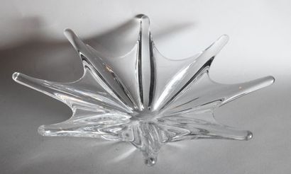 BACCARAT 

Star-shaped crystal bowl

Signed.

Diameter...