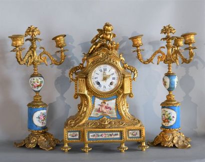 *Garniture de cheminée en bronze et plaques...