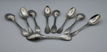 Suite de neuf cuillères à dessert en argent...