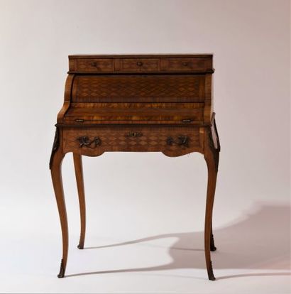 *Bureau de pente en bois de placage à décor...