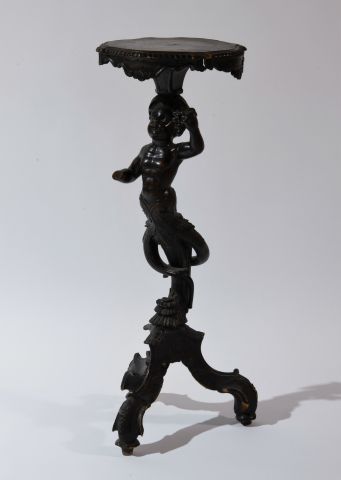 Guéridon tripode en bois, le fût sculpté...