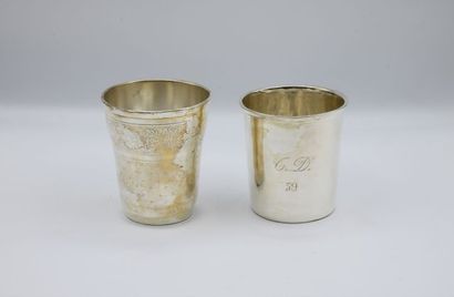 Deux timbales en argent, l'une unie gravée...
