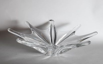 BACCARAT 

Star-shaped crystal bowl

Signed.

Diameter...