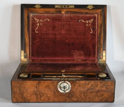 Ecritoire de voyage en placage de noyer et...
