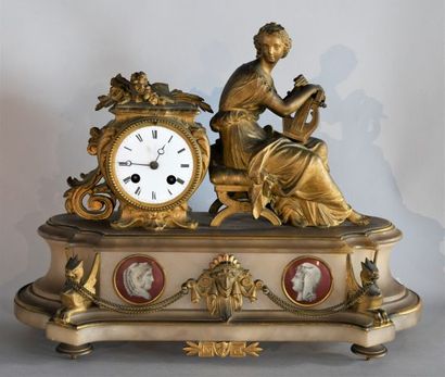 *Pendule en bronze à patin dorée et albâtre,...