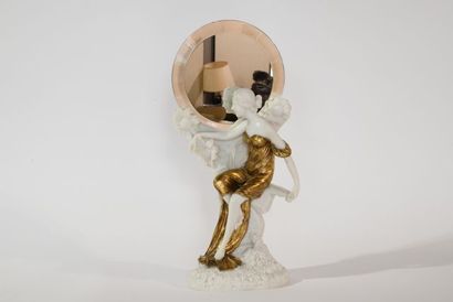 Elégante sur un rocher

Sculpture en matériau...