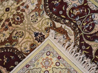
Tapis en soie et fils dorés Hereké

XXème...