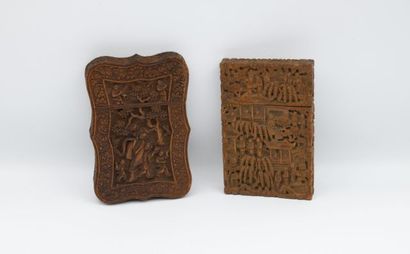 
CHINE XXe. Deux petits étuis en bois finement...