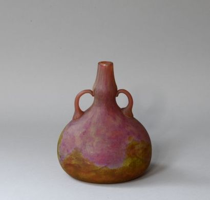 DAUM. 

Gourd vase with small handles, in...