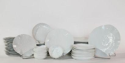 Partie de service de table en porcelaine...