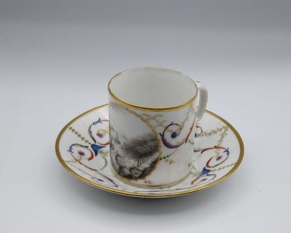 BORDEAUX. Tasse et sa sous-tasse en porcelaine,...