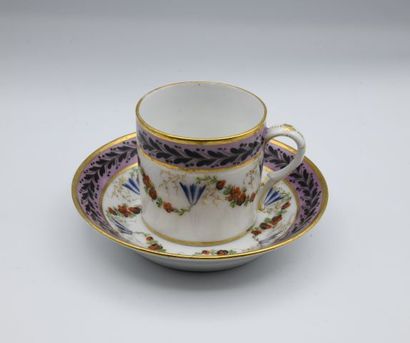 PARIS. Tasse litron et sa sous tasse en porcelaine...
