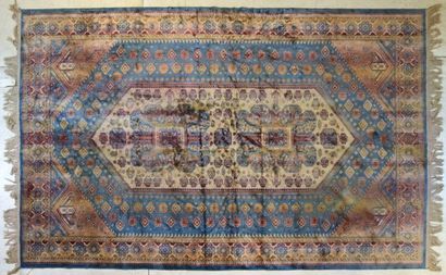 Tapis en laine et soie à décor de médaillons...