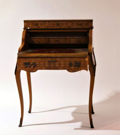 *Bureau de pente en bois de placage à décor...