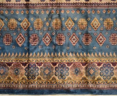 Tapis en laine et soie à décor de médaillons...