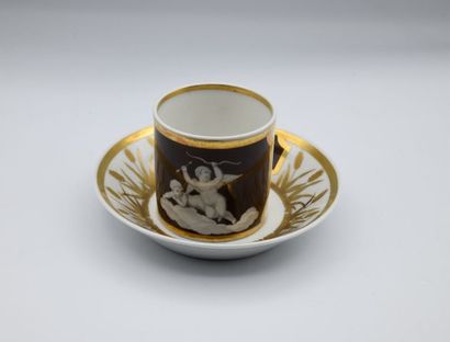 PARIS. Tasse litron et sa sous tasse en porcelaine...