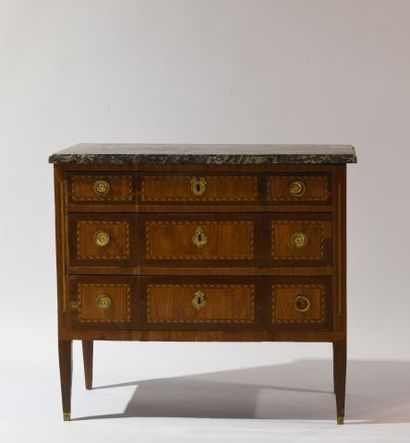 Petite commode à léger ressaut en bois de...
