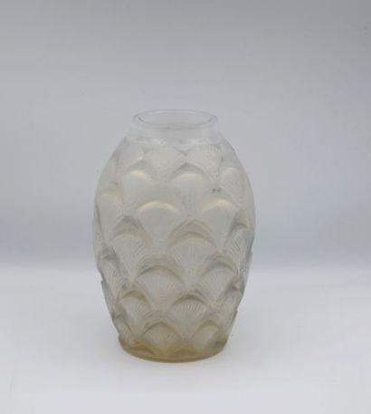 R. LALIQUE. Vase 