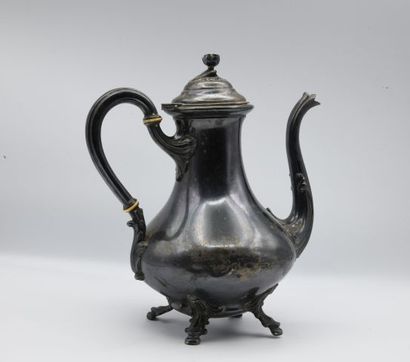 Théière en argent à motif de palmettes.

Poinçon...
