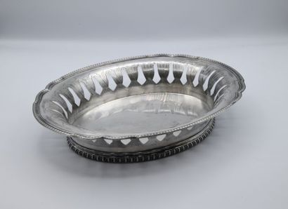 Corbeille ovale en argent ajouré, ornée de...