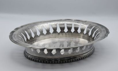 Corbeille ovale en argent ajouré, ornée de...
