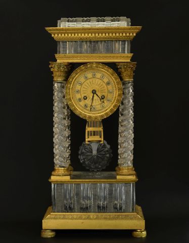 Rare pendule portique en cristal et bronze...