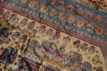 Tapis en laine et soie à décor de médaillons...